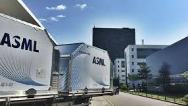 ASML光刻机：半导体制造的关键技术与市场动态
