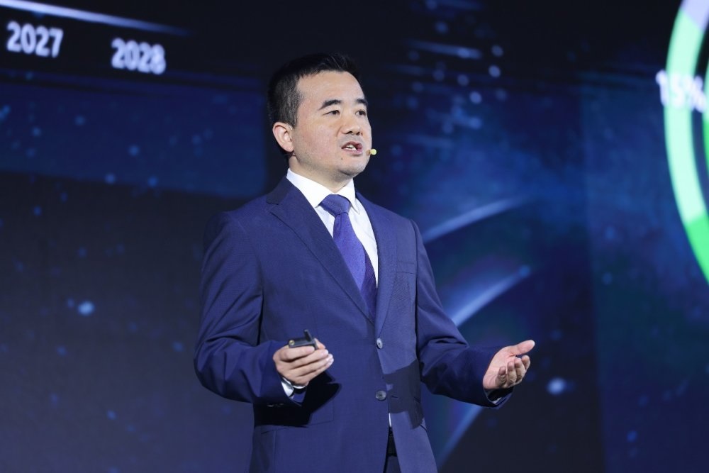图：华为智能光伏总裁周涛展示最新智能光风储发电机成果