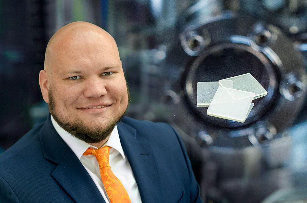 图：All-GO-HEMT 项目经理 Andreas Fiedler 博士和氧化镓晶片