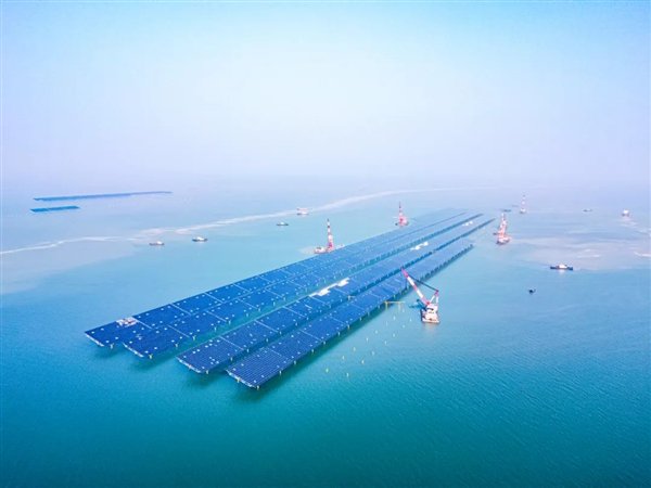 Figure: Huawei's 3,000 inverters help the world's largest offshore PV project be successfully connected to the grid (image from Network)