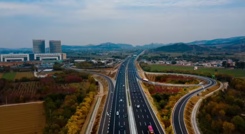 图：中国首条零碳高速通车纪实：济菏高速光伏铺路，年发电量3300万度