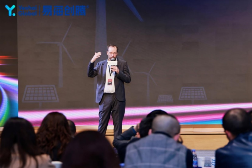 图：全球脱碳博览会CEO Ross Douglas发表《Strategies to develop European Green Energy Market》主题演讲